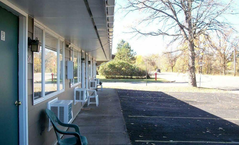 Forest Lake Motel Grand Rapids Exterior photo